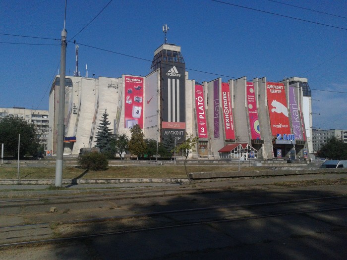 В конце 1980-х на углу с улицей Княгини Ольги построили самый большой по площади в то время в УССР «Новый ЦУМ»