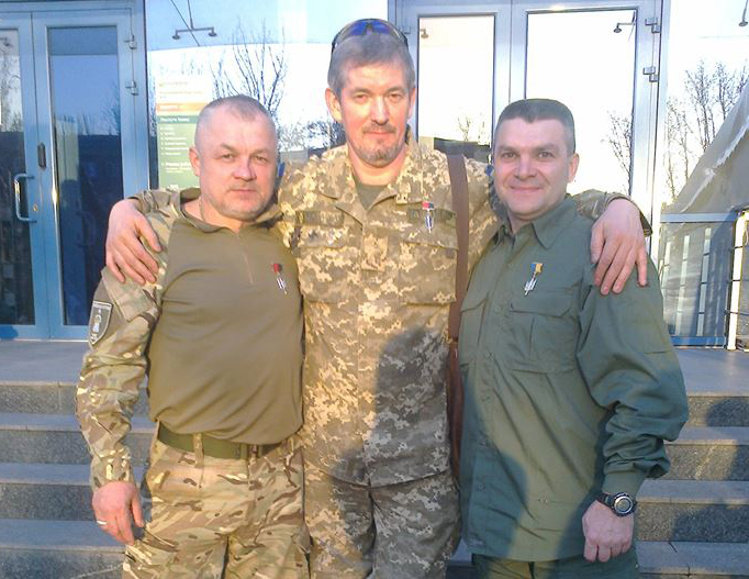 Добровольцы из Киевской Руси считают, что на кадровых военных нажали